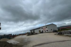 Capannone con uffici e servizi