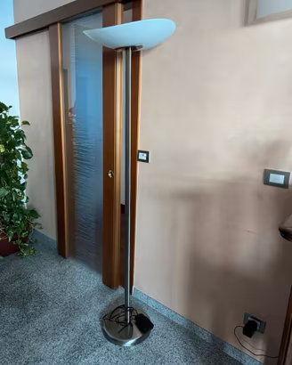 Lampada da terra alogena con vetro satinato