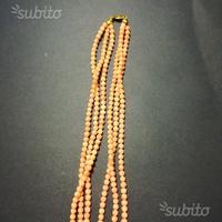 Raffinata collana in corallo rosa a 3 fili
