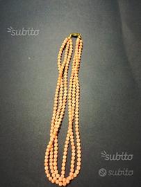 Raffinata collana in corallo rosa a 3 fili