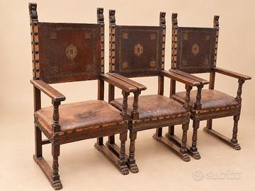 3 poltrone d’epoca in legno con borchie e schienal
