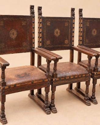 3 poltrone d’epoca in legno con borchie e schienal