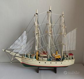 Modellino barca a vela in legno 