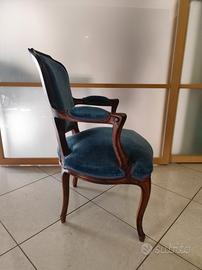 Poltrona stile Luigi XV in pregiato velluto blu.
