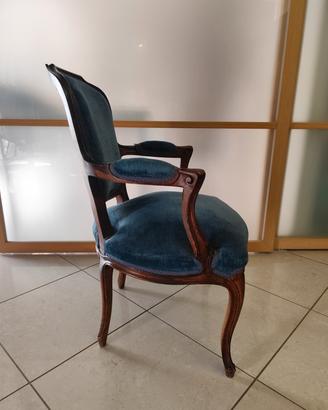 Poltrona stile Luigi XV in pregiato velluto blu.