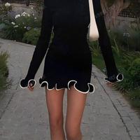 Abito aderente con volat