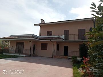 Villa con giardino, garage e impianto fotovoltaico