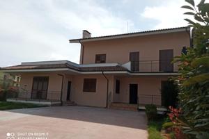 Villa con giardino, garage e impianto fotovoltaico