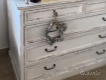 Cassettiera shabby sbiancata