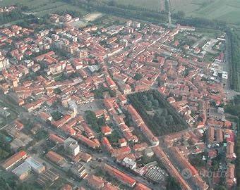 Borgo S Lorenzo fondo vetrina su strada