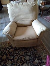 Poltrona con poggiapiedi 