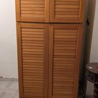 Armadio in Legno con Lavorazione a Doghe