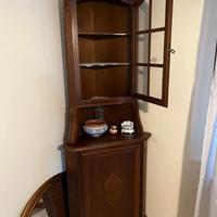 Vetrina angolare in legno noce