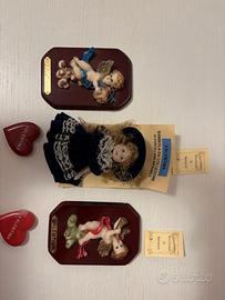Bambola di porcellana e due putti da collezione