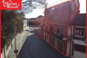 CASA ACCOSTATA CON NEGOZIO in centro a Terzo d'Aqu