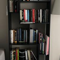 Libreria nera in legno