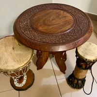 Tavolo orientale con bonghetti