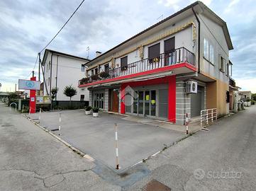 NEGOZIO A CARBONERA