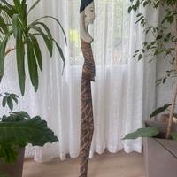 Statua antica in legno indonesia con tessuto batik