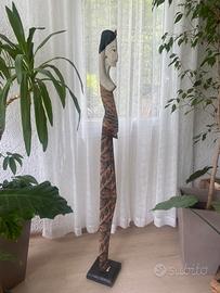 Statua antica in legno indonesia con tessuto batik