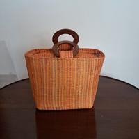 Borsa vintage a secchiello con manici in legno