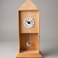 Orologio a pendolo in legno grezzo  