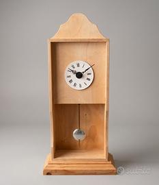 Orologio a pendolo in legno grezzo  