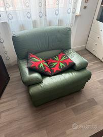 Divano e poltrona in pelle verdi