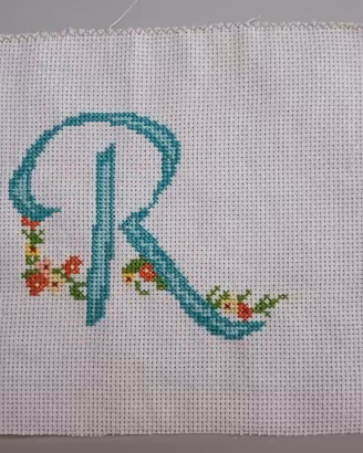 Lettera alfabeto R ricamata a mano punto croce