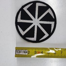 Toppa Ricamata "Kolovrat" - Simbolo Solare Slavo

