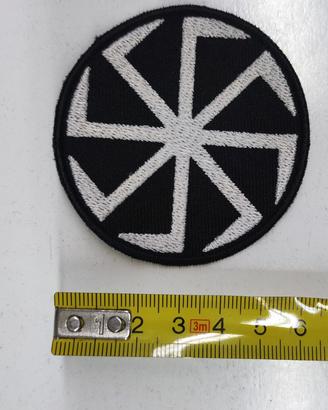 Toppa Ricamata "Kolovrat" - Simbolo Solare Slavo

