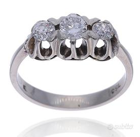 anello con diamanti 