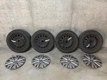 Cerchi in ferro VW da 16” con copricerchi e gomme