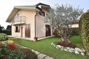 VILLA A SCHIERA D'ANGOLO A CORREZZANA