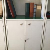 Tre librerie bianche e testata letto