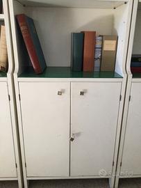 Tre librerie bianche e testata letto