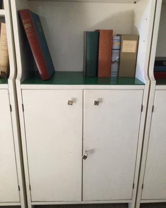 Tre librerie bianche e testata letto