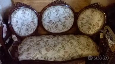 Divano Classico 3 Posti con Schienali a Medaglione