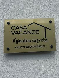 Abitazione con veranda esterna e giardino