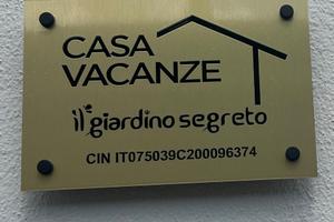Abitazione con veranda esterna e giardino