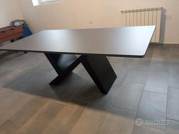 tavolo moderno con base in metallo 110x220