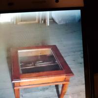 Tavolino in arte povera con vetrinetta