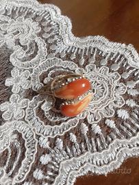 Anello  color oro, corallo e zirconi 