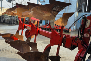 Aratro trivomero variabile