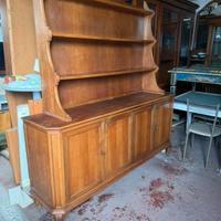 Credenza in legno con piattaia