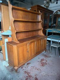 Credenza in legno con piattaia