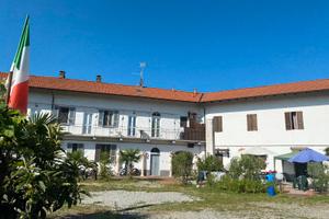 Stabili con 5 appartamenti