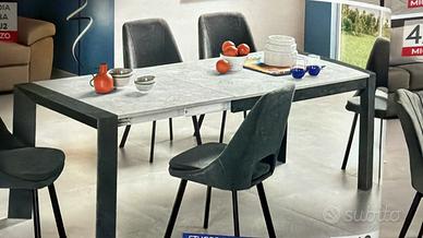 Tavolo completo di sedie