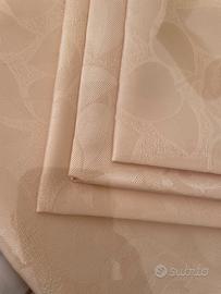 Tovaglia tovaglioli e portafoglio