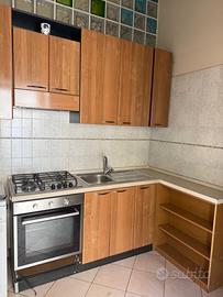 Cucina Scavolini con piano cottura e forno nuovi.